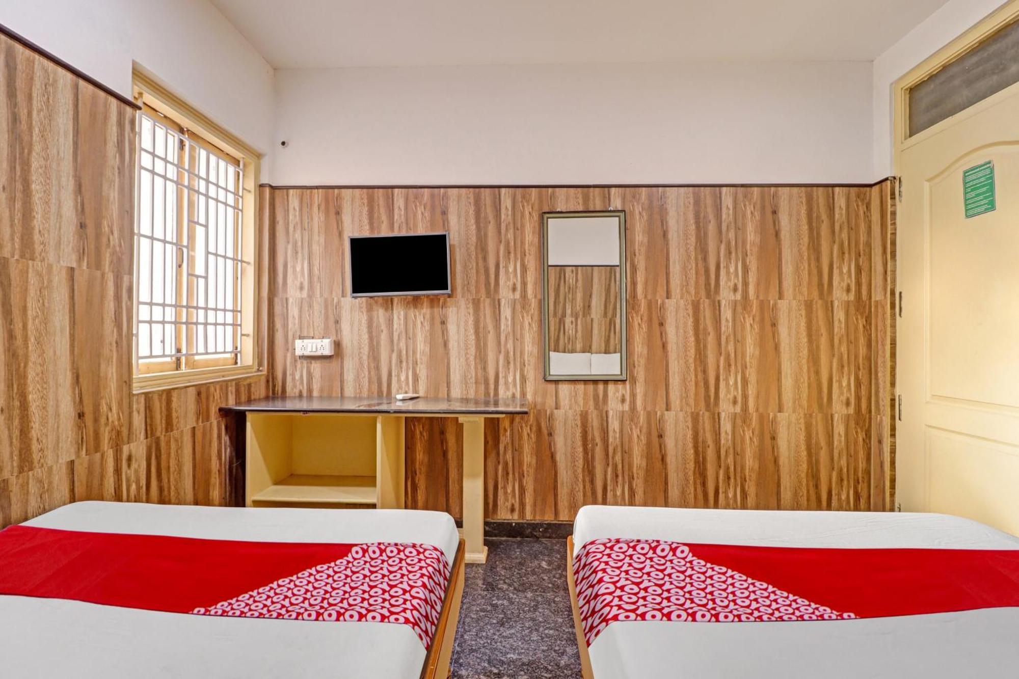 Oyo Flagship Amman Lodge Chennimalai Kültér fotó